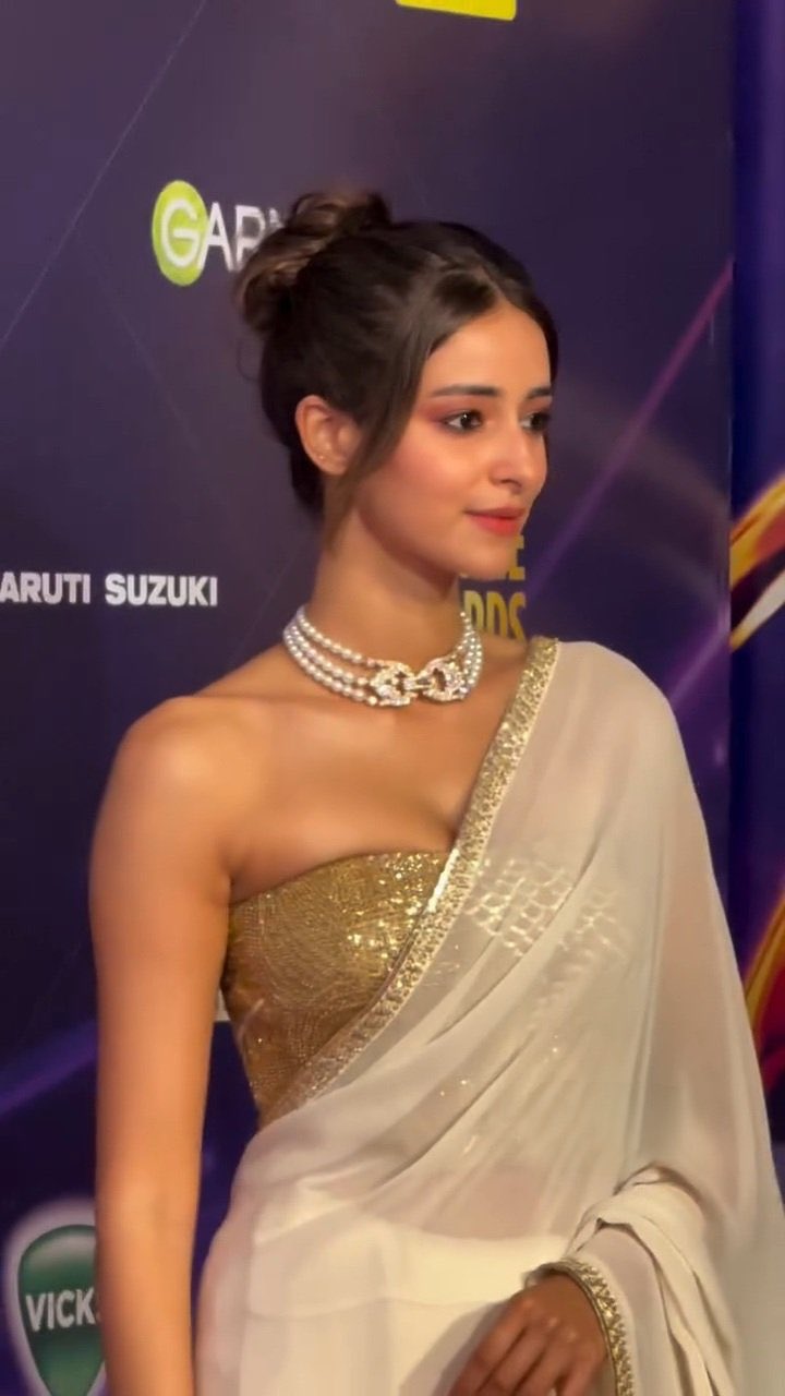 અનન્યા પાંડે વ્હાઈટ સાડી અને ગોલ્ડન બ્લાઉઝ સાથે મોતીની માળા પહેરી લુક પૂર્ણ કર્યો હતો