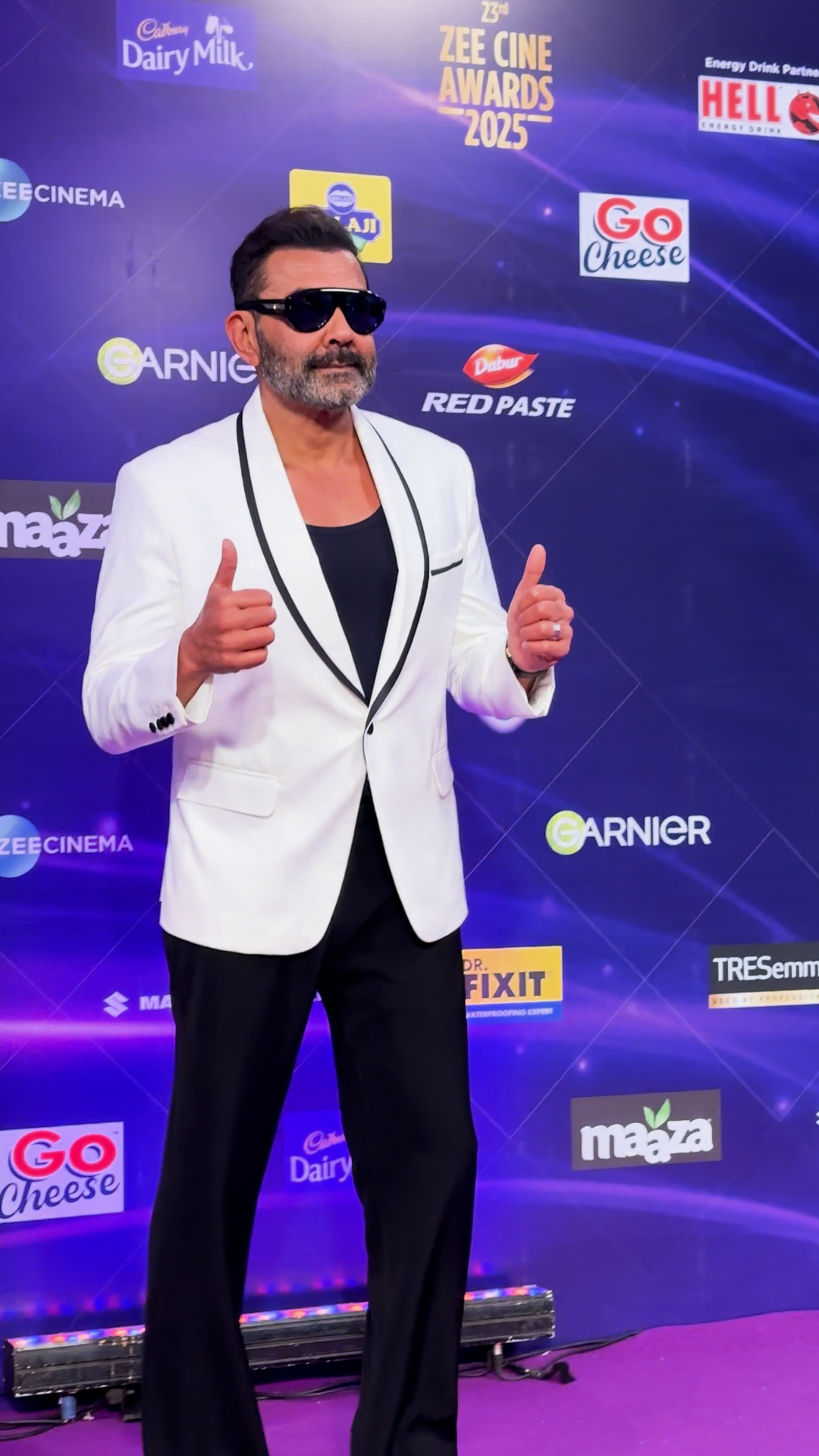 બોબી દેઓલ રેડ કાર્પેટ પર બ્લેક એન્ડ વ્હાઇટ આઉટફિટમાં પહોંચ્યો હતો.