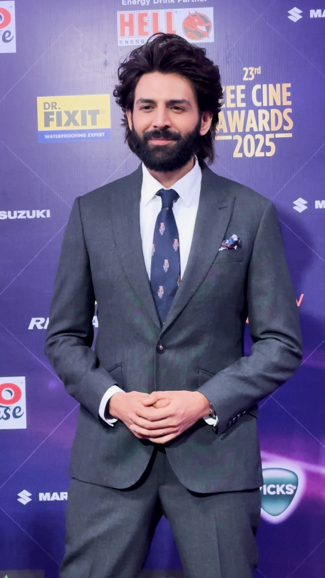 રેડ કાર્પેટ પર કાર્તિક આર્યનનો ફોર્મલ લુક જોવા મળ્યો હતો.