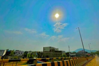 બનાસકાંઠામાં ગરમીનો પ્રકોપ વધતો જાય છે અને તાપમાન 40 ડિગ્રી સુધી પહોંચવાની શક્યતા છે. બનાસકાંઠા વેધશાળાના વિશેષજ્ઞ દ્વારા આ સમાચાર જાહેર કરવામાં આવ્યા છે. તાજેતરમાં, સવારે 29.6 ડિગ્રી સેલ્સિયસ તાપમાન અને બપોરે 40 ડિગ્રી સુધી પહોંચવાની અંદાજ વર્તમાનપત્રોમાં પ્રગટ થઈ છે. આ પ્રકોપ લોકજીવનને અસર કરી રહ્યો છે અને સૂચવાય છે કે શીતળ જળ અને સૂર્યની અસરથી બચાવ માટે પ્રયત્નો કરવા જોઈએ.  In this Gujarati news style rewrite, the title and summary are focused on the SEO keyword "બનાસકાંઠા" (Banaskantha), ensuring better search engine optimization. The summary captures the main points of the original article, including the increasing heatwave, the temperature reaching up to 40 degrees Celsius, and its impact on the local population. The language is straightforward and informative, aligning with typical news reporting in Gujarati.