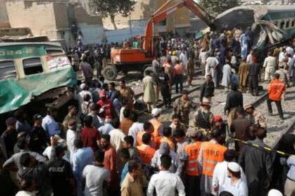19 Killed, 50 Injured in 짜이 Train Accident in Pakistan