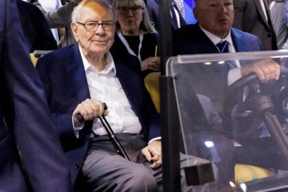 Buffett Calls for US to Avoid Using Trade as a Weapon, Unlike Trump