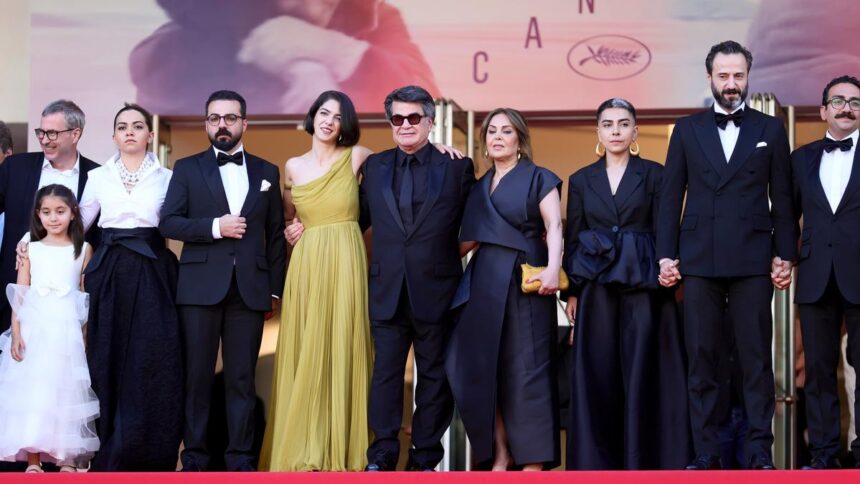 Cannes 2025: Jafar Panahi Returns to屏幕时间, Receives Standing Ovation for 'It Was Just an Accident'