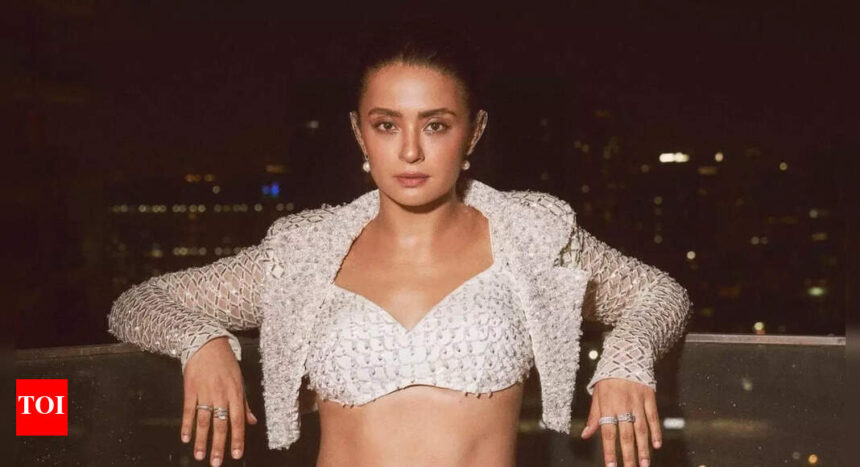 Surveen Chawla揭煤炭恐怖放明卡蓄满敬: '导演在我们讨论我的婚姻后立刻试图吻我' | Broadway News