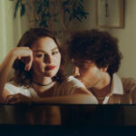 áticas de Selena Gomez y Benny Blanco revelan su hogar personal para el lanzamiento de "I Said I Love You First"