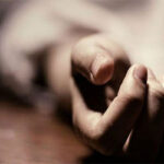 આઝાદીના દિવસે રાજકોટના સોની પરિવારે આત્મહત્યા કરી: 9 સભ્યો મૃત્યુ પામ્યા
રાજકોટ, ગુજરાત:
આઝાદીના દિવસે દુ:ખદાયક ઘટનામાં, રાજકોટના સોની પરિવારના 9 સભ્યોએ એક સાથે ઝેર પી લીધું અને આત્મહત્યા કરી. આમાં ચાર બાળકો, નવજાત અને માતા-પિતા સહિતના વ્યક્તિનો સમાવેશ થાય છે.
પરિવારનું વસ્તી નોંધણી કર્મચારી સાથે સંબંધ છે અને તેમની પાસેથી આત્મહત્યાનું નિવેદન મળ્યું હતું. ઘટનાની સાથે જ સ્થાનિક પોલીસને ખબર પડતા તાત્કાલિક કાર્યવાહી કરવામાં આવી છે.
આ ઘટનામૃત્યુ પામેલા વ્યક્તિઓમાં 45 વર્ષના ભરથાજી સોની, તેમની પત્ની માલા (40), દિક્રી પ્રાણાજી (22), દિક્રી નિહાલ (19), દિક્રી પ્રિયા (14), દિક્રી સોહમ (12), દિક્રી ગર્ગી (8), પુત્ર વેદાંત (1.5 વર્ષ) અને પુત્રી ગૌરી (10 મહિના) નો સમાવેશ થાય છે.
પ્રાથમિક તપાસનું કહેવું છે કે પરિવાર પાસે ખેતીની જમીન અને ઘર તેમજ અન્ય સંપત્તિ હોવા છતાં તે ગંભીર આર્થિક તંગીમાં હતો કે જેના કારણે તેઓ આ પગલું લેવા માટે મજબૂર થયા હતા.
હાલમાં, મૃત પરિવારના સભ્યોના શબોને પોસ્ટમોર્ટમ માટે હોસ્પિટલમાં આપવામાં આવ્યા છે અને કાર્યવાહી ચાલુ છે. આ ઘટના ની સખત નિગરાની રાખીને સ્થાનિક પોલીસ તપાસ કરી રહી છે.