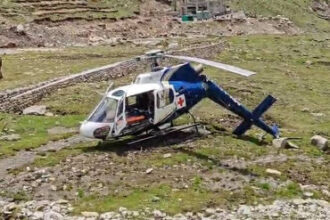 કેદારનાથમાં હેલિકોપ્ટર પર લેન્ડિંગ સમયે ક્રેશ, બે કટકા થયા