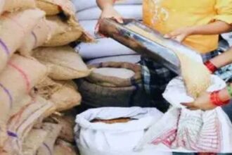 તારીખ: 20 સપ્ટેમ્બર, 2024 શહેર: પનવેલ, મહારાષ્ટ્ર ## ઓચ્છણ ગામે ધાન્યના જોખમમાં રેશનિંગની પગલાઓ: ફુટાજી ફూదકરી કૌભાંડ ખેવાઈ આવે છે ઓચ્છણઃ નાગરીક સુરક્ષા અને જનતાના લાભ માટે આપવામાં આવતી રેશનિંગ યોજના પર આજે એક પ્રશ્ન નિકળ્યો છે. છેલ્લાં દિવસોથી, ગામ ઓચ્છણમાં રેશનિંગના અનાજમાં પાતળું અને નિમ્ન ગુણવત્તાનું મેવું નજરે આવ્યું છે, જેમાં કૌભાંડ નિવેદિત છે. સત્તાધીકારીને આ પરિકથાના કેસમાં મોટું પરિક્ષણ આવી પડ્યું છે. ગામના એક યુવક સંબંધિત ઝરી, કે જે રોજ આમનું અનાજ પ્રાપ્ત કરવા યોગ્ય છે, તેમણે નોંધ્યું કે અનાજની ગુણવત્તા અઘિતઘડ છે. ઝરીએ નોંધ્યું કે, "પેટીમાંથી બહાર આવતું અનાજ પાતળું અને અસ્પષ્ટ છે. મને અનુમાન છે કે અમલદારોને પરપોટા ડોલાવીને બહાર પાડવામાં આવ્યું છે." આ પરિસ્થિતિને લીધે ગામમાં અત્યાર સુધી શાંતિ પસાર કરવામાં આવી છે. રેશનિંગ દુકાનદાર અને કર્મચારીઓ અને સત્તાધીકારીમાંથી કોઈએ પણ પ્રતિક્રિયા આપેલી નથી. પરંતુ લોકોમાં અધર્મી અફવાઓ અને સત્તાધીકારી પ્રત્યે અવિશ્વાસ જન્મ્યો છે. આ કૌભાંડ પ્રથમવાર જાહેર થયું છે, જેના માટે સરકારી પ્રમુખશ્રી ઉપરંગ ક્રિયાની તસ્દી વધારવા જોઈએ. આ પરિસ્થિતિ ખેતી અને ખેડૂતો માટે ચિંતાનો વિષય છે. જો પૂરતા પ્રમાણનું અને ગુણવત્તાપૂર્ણ અનાજ ન મળે તો ખેડૂતોએ કઠિનતાનો સામનો કરવો પડી શકે છે. આ કૌભાંડ ચાલુ રહેતા લોકોને ઉપરવટ કરતી રેશનિંગ યોજનાના અનાજ પર નિયંત્રણ કરવાની જરૂર છે, જેથી લોકોનો વિશ્વાસ જામી રહે અને રેશનિંગ યોજના અસરકારક અને ન્યાયી બને.