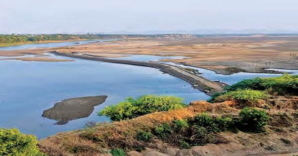 વડોદરા: રંગસેતુ બ્રિજ નીચે દોઢ કિ.મી.નો કાચો રોડ બનાવી રેતી ખનન