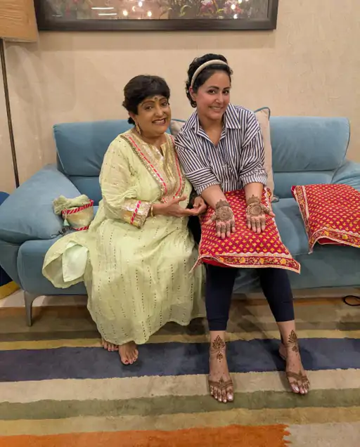 ગુજરાતી મહેંદી આર્ટિસ્ટ વીણા નાગડા સાથે હિના ખાન