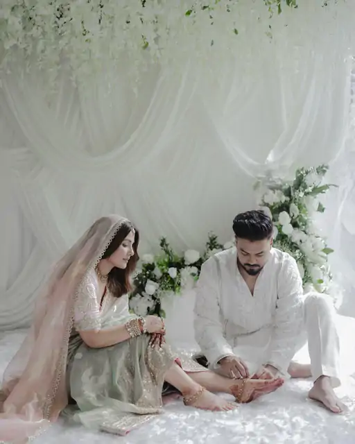 રોકી હિનાને પાયલ પહેરાવી રહ્યો છે