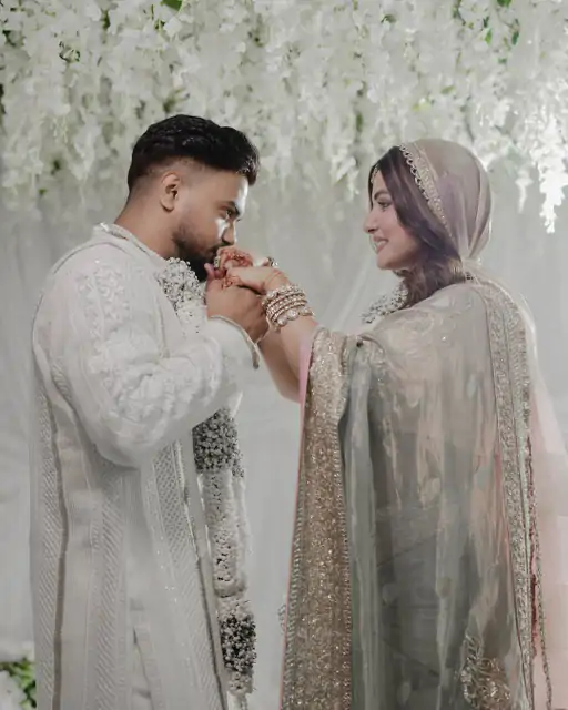 લગ્ન બાદ રોકીએ હિનાના હાથ પર કિસ કરી