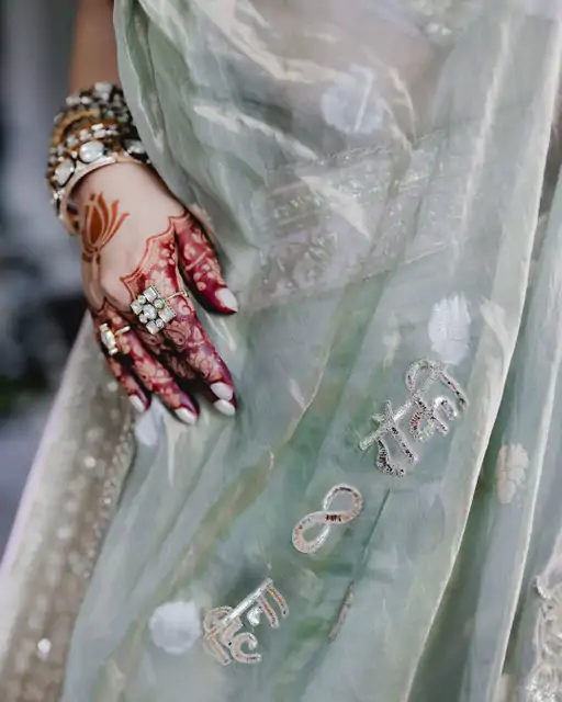 હિના ખાને તેના લહેંગામાં બંનેના નામ લખાવ્યાં હતાં