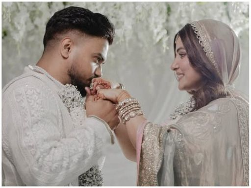 યે રિશ્તા: 11 વર્ષના વેવાઈ પછી હિના ખાન અને રોકી જયસ્વાલ એકબીજાના થયા... હિનેની લડાઈ કેન્સર સાથે

## 'યે રિશ્તા...' ફેમ હિના ખાન હિન્દુ છોકરાને પરણી: 11 વર્ષના અફેર બાદ 'અક્ષરા' અને રોકી જયસ્વાલ એકબીજાના થયા, એક્ટ્રેસ બ્રેસ્ટ કેન્સર સામે જંગ જીતી હતી

The phrase ‘Ya Rishta…’ is being widely discussed on social media and the reason behind it is the second marriage of popular television actor and model Hina Khan. Hina Khan, who gained fame for her role in the TV show ‘Yeh Rishta Kya Kehlata Hai’, tied the knot with her long-time boyfriend Rocky Jaiswal in an intimate wedding ceremony held in Kashmir.

In the past few years, Hina Khan had been fighting a battle with breast cancer, which she successfully overcame. This news not only comes as a relief but also sparks joy for her fans and well-wishers worldwide, who have been supporting her throughout her journey.

Hina Khan, who is now 34 years old, met Rocky Jaiswal almost 11 years ago, and their relationship has grown stronger with time. The couple chose Kashmir as their wedding destination, seeking blessings and serenity in the beautiful landscapes of the valley.

It is worth mentioning that Hina Khan underwent surgery twice for her breast cancer treatment. Her resilience and determination to fight the disease are truly inspiring, and she has emerged as a symbol of strength for many women facing similar challenges.

The wedding of Hina Khan and Rocky Jaiswal marks the beginning of a new chapter in their lives. As they embark on this journey together, their fans and loved ones extend their heartfelt wishes for a lifetime of happiness and togetherness.

This news has been widely covered by the media, with newspapers and television channels reporting the joyous occasion. The couple’s wedding pictures have also gone viral on social media platforms, garnering thousands of likes and comments from fans and followers.

Hina Khan’s journey from being a popular television actor to becoming a cancer survivor and now a married woman is an inspiration to many. She has shown immense courage and determination in overcoming life’s challenges and continues to be an influential figure in the entertainment industry.

As Hina Khan and Rocky Jaiswal begin their married life, they are undoubtedly surrounded by love and support from their fans, friends, and family. The couple’s love story is a testament to the power of love, resilience, and the ability to overcome any obstacle that comes their way.