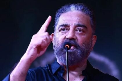 કમલ હાસન: 'વિશ્વવિખ્યાત થવું હોય તો અંગ્રેજી જરૂરી!'
  કન્નડ વિવાદ વચ્ચે હિન્દી પર વિવાદાસ્પદ નિવેદન, 'આ લોકો અભણ બનાવી દેશે!'
  
    જાણીતા અભિનેતા કમલ હાસને કન્નડ ભાષાના વિવાદ વચ્ચે અંગ્રેજીની અગત્યતા પર નવું નિવેદન આપ્યું હતું, જેમાં તેમણે વિશ્વમાં સફળતા મેળવવા માટે અંગ્રેજી ભાષાની મહત્તા પર ભાર મૂક્યો હતો. હાસને દાવો કર્યો કે જે પદધારીઓ જનેતાઓ, વિધાર્થીઓ અને અભિવૃદ્ધિ માટે અંગ્રેજી પર પાબંદી મૂકે છે, તેઓ ભવિષ્યમાં એક અભણ પેઢી તૈયાર કરી રહ્યા છે, કે જેઓ વિશ્વમાં પ્રતિસ્પર્ધા કરી શકશે નહીં. તેમણે પણ હિન્દીને લગતા વિવાદો વચ્ચે પોતાનો મત વ્યક્ત કર્યો હતો.