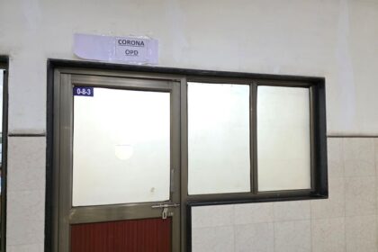 હિંમતનગર સિવિલ હોસ્પિટલમાં 20 દિવસમાં 40 લોકોના કોરોનાના નમૂના લેવામાં આવ્યા છે. આ 40 નમૂનાઓમાંથી 17 પરીક્ષણો પોઝિટિવ આવ્યા છે. આમાં ત્રણ મહિલા દર્દીઓ અત્યારે હોમ આઈસોલેશનમાં છે અને તંદુરસ્ત છે.