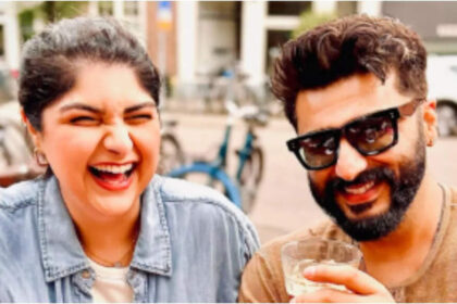 Arjun Kapoor&Anshula Kapoor 
  
 In Colors of the Rain Mixing It Up In World Cup Celebration Spot During Video Call; JustShowarundevy Di ComoInitialize()