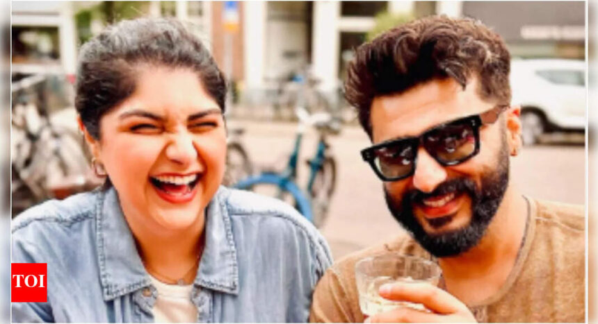 Arjun Kapoor&Anshula Kapoor 
  
 In Colors of the Rain Mixing It Up In World Cup Celebration Spot During Video Call; JustShowarundevy Di ComoInitialize()