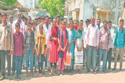 Narmada: Displaced People Assaulted at Mamlatdar Office    In Narmada, displaced individuals from Bhadbhat have caused an uproar at the Mamlatdar office. The protesters are demanding compensation for their land claims. The situation turned violent when the aggrieved people were reportedly manhandled by the Mamlatdar authorities.  The protest took a confrontational turn when the authorities allegedly assaulted the demonstrators. This incident has sparked outrage among locals and activists, who are now calling for immediate action to address the displaced people’s demands and hold the responsible parties accountable.  The Mamlatdar’s office has yet to make an official statement on the incident. However, sources within the administration have confirmed that an investigation is underway. The local administration is urging both sides to maintain calm and engage in peaceful dialogue to resolve the ongoing dispute.  This incident has highlighted the ongoing struggles faced by displaced communities in the region. Human rights advocates are closely monitoring the situation and are prepared to take legal action if necessary to protect the rights of the displaced people.  Key Points:  - Displaced individuals from Bhadbhat staged a protest at the Mamlatdar’s office in Narmada.  - The protesters were reportedly assaulted by the authorities.  - The incident has drawn condemnation from various quarters, with calls for immediate action.  - The Mamlatdar’s office has not issued an official statement, but an investigation is underway.  - This incident underscores the persistent issue of displacement and land rights in the region.