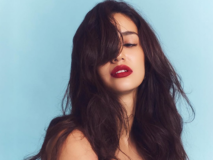 એક્ટ્રેસ દિશા પટની પાર્કિંગમાં પાસપોર્ટ ભૂલી જવાથી સેફ હાથ ધરીને પાછાં વળી: મુંબઈ એરપોર્ટની વિડિયો થઈ વાયરલ
વિગતવાર ન્યૂઝ:
શનિવારે, લોકપ્રિય એક્ટ્રેસ દિશા પટની આગામી સફળતા પર યાત્રા કરતા હતા, પરંતુ છેલ્લા ક્ષણે એક અનુભવ છોડી દીધા. ખરેખર, દિશા જ્યારે મુંબઈ એરપોર્ટ પહોંચ્યા, ત્યારે તેણે જાણ્યું કે તેણીના પાસપોર્ટ હવાઈ અડ્ડા પર છોડી આવ્યા છે. પરિણામે, તેણે પણ ફોન કર્યો અને નિરાસ્તા વ્યક્ત કરી.
એક્ટ્રેસે એએનના કૅમેરા પર નિરાસ્તા વ્યક્ત કરી હતી અને સેફ હાથિંગ કર્યું હતું. દિશા પટની મુંબઈ એરપોર્ટ પર આવીને પુરાવો લઈ જવા માટે સૌથી સૌભાગ્યશાળી હતા. પરંતુ, અનુભવાઈ ગયું કે તેમનું પાસપોર્ટ પાર્કિંગ જગ્યા પર છોડી આવ્યું હતું. પરિણામે, તેણે સાઇન કર્યું અને ફેરવાટ લીધું, જે વીડિયો વાયરલ થયું છે.
આ અચાનક અપsetsમાંથી બહાર આવ્યા પછી, દિશાએ આ આપત્તિને હસી કાઢવાનું નિર્ણય લીધું અને તેની પાસે હોય તેને પણ ખુશી લેવાનું લખ્યું. 'જીજે, આજે મારો દિવસ કેવો હતો' અને 'છેલી પળે કંઈ પણ ગડબડ કરી' જેવા વાક્યો સાથે તેણે આ ઘટનાને હાસ્યસ્પદ બનાવ્યું.