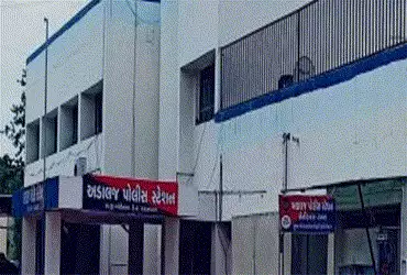 કંમ્પનીના સુરક્ષા અધિકારીને રિક્ષામાં બેસાડી ચોરી  
(અમદાવાદ, ગુજરાત, ભારત) - એક કંમ્પનીના સુરક્ષા અધિકારીને રિક્ષામાં બેસાડીને છરીની અણીએ લૂંટી લેવાયો. ચોરીની બનાવટ સામાજિક મિડિયા દ્વારા વાઈરલ થઈ રહી છે અને કેસની તપાસ માટે પોલીસ દળો ઊતરી પડ્યા છે. ઘટનાની વિગતો અને સંબંધિત તપાસ પર આ મુદ્દે વધુ જાણકારી આપવામાં આવશે.  
અગત્યની ઘટનામાં નવા બનાવો  

સુરક્ષા અધિકારીને રિક્ષામાં બેસાડીને ચોરી કરાઈ.  
બનાવતાને રોકવા માટે સમજુતી.  
આરોપીઓને પકડવા માટે પોલીસ દળો સક્રિય.  
આરોપીઓને શોધવા માટે અન્ય તપાસ.  

આ બનાવમાં કસ્ટોડી અને સુરક્ષા નીતિ વિશે સોશિયલ મીડિયા પર ચર્ચા થઈ રહી છે. તમને આ વિશે વધુ જાણકારી ઇચ્છતા હોય તો અમને ટિપ્પણી કરો.