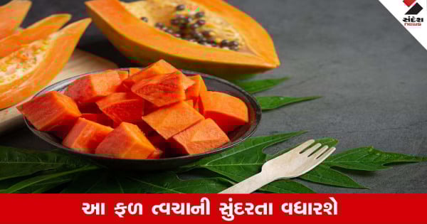 ગુજરાતી શૈલીમાં પુનઃલેખન મગની છોલના ચમત્કારી ફાયદાઓ સુરતઃ આ વનસ્પતીય ખોરાક પ્રાણીઓ અને મનુષ્યોના આહારમાં સામેલ થતું મગ દ્વારા તૈયાર કરેલા મગની છોલ વિવિધ પ્રકારના પોષક તત્ત્વો ધરાવતી હોય છે. એનો ઉપયોગ અનેક સ્વાસ્થ્યલાભો પ્રદાન કરે છે. ચાલો જાણીએ કે મગની છોલ નિયમિતપણે શા માટે ખાવી જોઈએ. ### આ પણ વાંચો: [કાકડી ખાવાના ફાયદાઓ આરોગ્ય માટે] ### મગની છોલના ફાયદાઓ 1. ત્વચાને ચમકદાર બનાવે: મગની છોલમાં સમાયેલ પ્રોટીન, વિટામિન બી 6 અને વિટામિન સી ત્વચાને સ્વસ્થ અને ચમકદાર બનાવવામાં મદદ કરે છે. 2. વૃદ્ધત્વકાળને અટકાવે: મગની છોલમાં અધિક માત્રામાં એન્ટીઑક્સિડન્ટ્સ હોય છે જે પ્રતિકારકોની ક્ષમતા વધારે છે અને વૃદ્ધત્વને અટકાવે છે. 3. પાચનતંત્રને સ્વસ્થ રાખે: મગની છોલમાં આહારયુક્ત રેષા બહુધા હોય છે જે પાચનતંત્રને સ્વસ્થ રાખે છે અને કબજિયાતમાં રાહત આપે છે. 4. કોલેસ્ટ્રોલનું સ્તર ઘટાડે: મગની છોલમાં અધિક માત્રામાં આહારયુક્ત રેષા સાથે ફાઈબર હોય છે જે કોલેસ્ટ્રોલના સ્તરને ઘટાડે છે. 5. શરીરને ઊર્જા પ્રાપ્તિ: મગની છોલ ધીરે ધીરે ઊર્જા પ્રદાન કરે છે, જે શરીરને લાંબા સમય સુધી સક્રિય અને એનર્જેટિક રાખે છે. 6. પ્રોટીનનો સમૃદ્ધ સ્ત્રોત: મગની છોલ વિવિધ પ્રકારના એમિનો એસિડો ધરાવે છે જે શરીરની વિવિધ જરૂરિયાતોને પૂર્ણ કરે છે. ### ધ્યાન રાખો આવાં સ્વાસ્થ્યલાભોને જોતાં, મગની છોલ પુરવઠાનો આહારમાં નિયમિતપણે સમાવેશ કરવો જોઈએ. એનો ઉપયોગ વ્યંજનોના બનાવામાં કે ખીરમાં મિશ્રણ કરીને કરી શકાય છે. એનો આહારનો અવિભાજ્ય ભાગ બનાવીને નિશ્ચિત રીતે આરોગ્યને લાભ મળી શકે છે. ### SEO-ફોકસ્ડ નાનો શીર્ષક મગની છોલના સેવનથી ત્વચાની ચમક, વૃદ્ધત્વથી મુક્તિ
