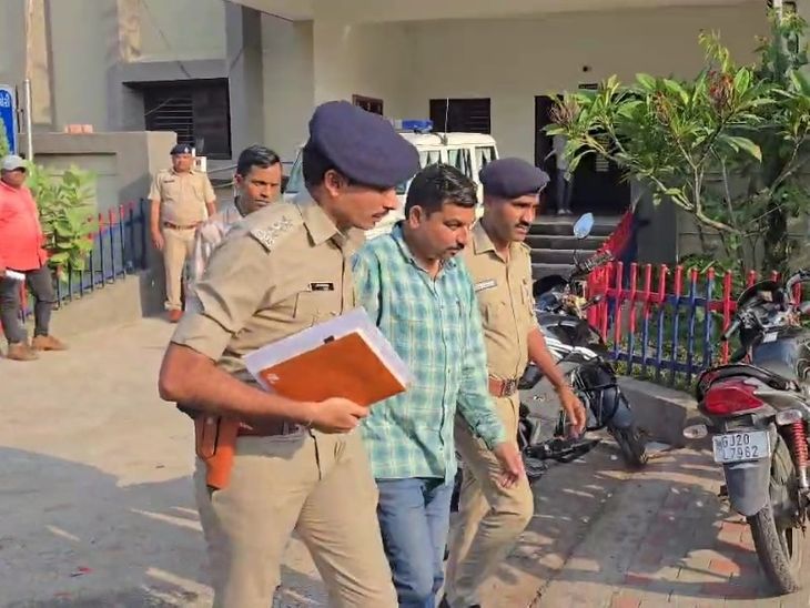 **દાહોદ મનરેગા કૌભાંડ:  મંત્રી પુત્ર બળવંત ખાબડ 5 દિવસના રિમાન્ડ પર, નકલી બિલો, ચૂકવણીની પ્રક્રિયા અન

  દાહોદ મનરેગા કૌભાંડ: મંત્રી પુત્ર બળવંત ખાબડ 5 દિવસના રિમાન્ડ પર, નકલી બિલો, ચૂકવણીની પ્રક્રિયા અન