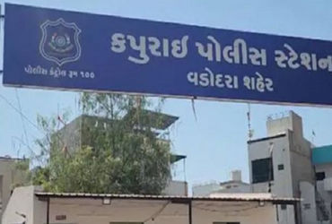 પથ્થરમારો વિ. દુકાનદાર: ત્રિપુરીનો ઘરેણા ખરીદી પછી પડીકી તુરંત ન મળવાથી ગુસ્સે ઝનૂની કર્મ!