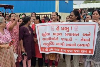 ભરૂચ પાલિકાના મોટરશેડમાં કચરાનો ઢગલો: બેનર સાથે સ્થાનિકો રામધૂન બોલાવે છે, દુર્ગંધ અને મચ્છરોથી હાલાકી - Bharuch News