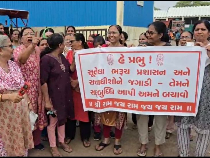 ભરૂચ પાલિકાના મોટરશેડમાં કચરાનો ઢગલો: બેનર સાથે સ્થાનિકો રામધૂન બોલાવે છે, દુર્ગંધ અને મચ્છરોથી હાલાકી - Bharuch News